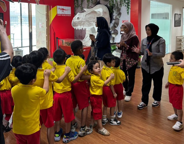 Kunjungan Literasi CDI School